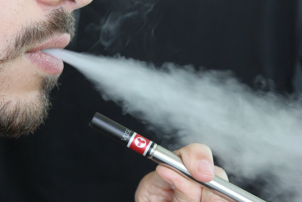 E-Zigaretten Raucher E-cigarettes Paffen Steuern Bundesrat Tabak Tabaksteuer Gesundheit Entwöhnung Rauchen