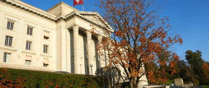 Bundesgericht in Lausanne im Herbst. Das Gebäude trägt die Schweizer Fahne. Es hat in einem Rechtsstreit entschieden.