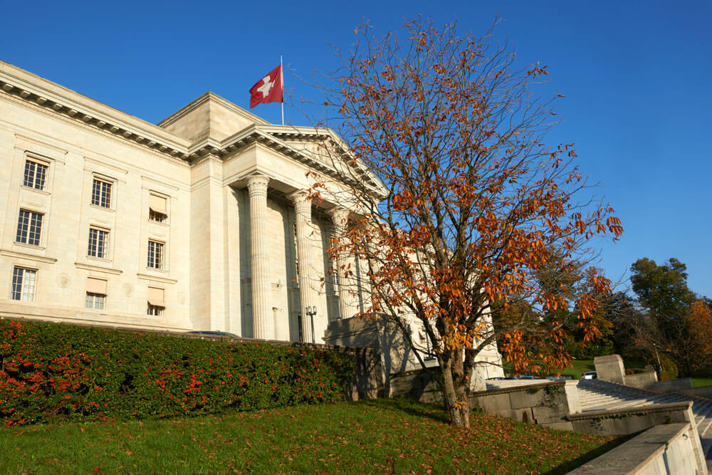 Bundesgericht in Lausanne im Herbst. Das Gebäude trägt die Schweizer Fahne. Es hat in einem Rechtsstreit entschieden.
