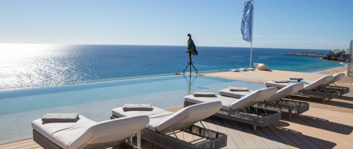 Relaxen am Pool und mit Meerblick auf Fuerteventura