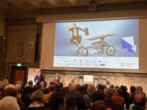 John Elkann, der CEO der Exor-Holding, spricht über Innovationen im Winston Churchill Saal der Universität Zürich