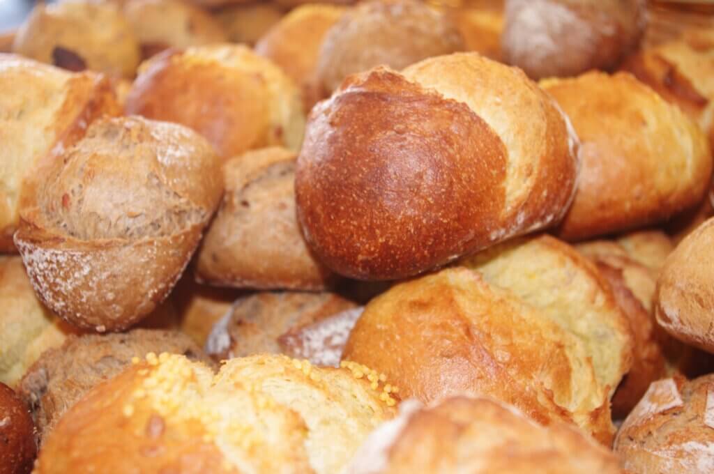 Frische Brötchen täglich auf dem Tisch