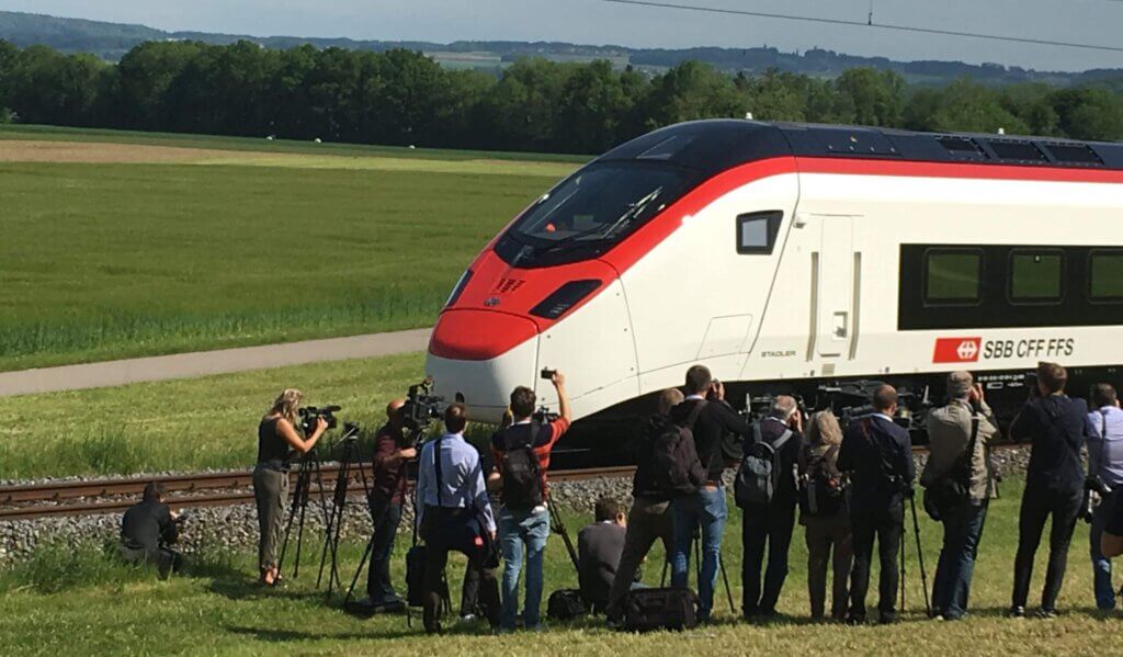 Journalisten fotografieren einen Zug von Stadler Rail
