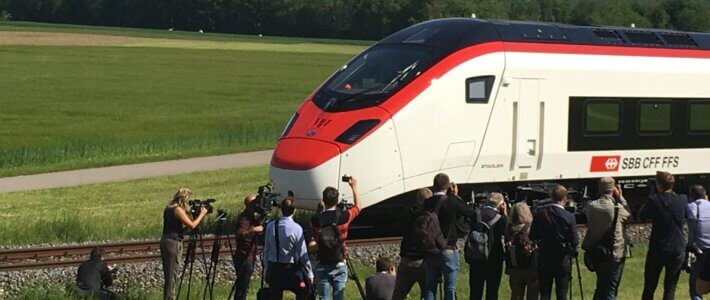 Journalisten fotografieren einen Zug von Stadler Rail