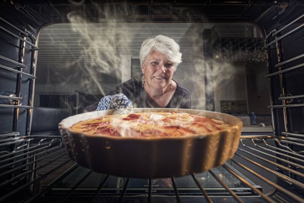 Einen Kuchen im Ofen backen ist eine von vielen unbezahlten Tätigkeiten in der Schweiz