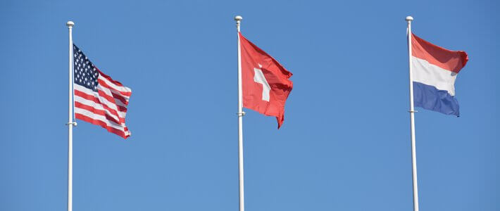 Flaggen der Schweiz, der Vereinigten Staaten von Amerika und Frankreich