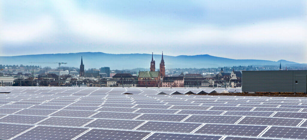 Photovoltaik-Anlage in Basel auf den Dächern der Stadt von IWB