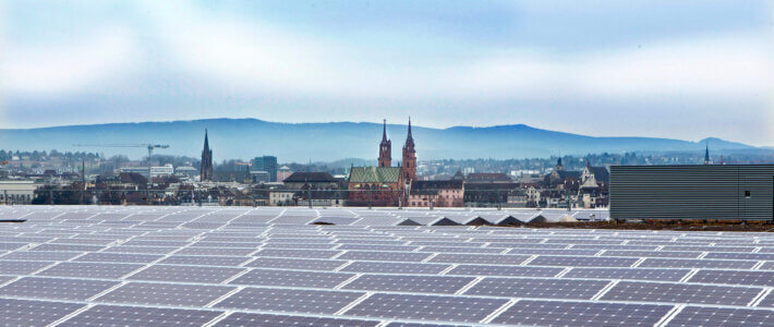 Photovoltaik-Anlage in Basel auf den Dächern der Stadt von IWB