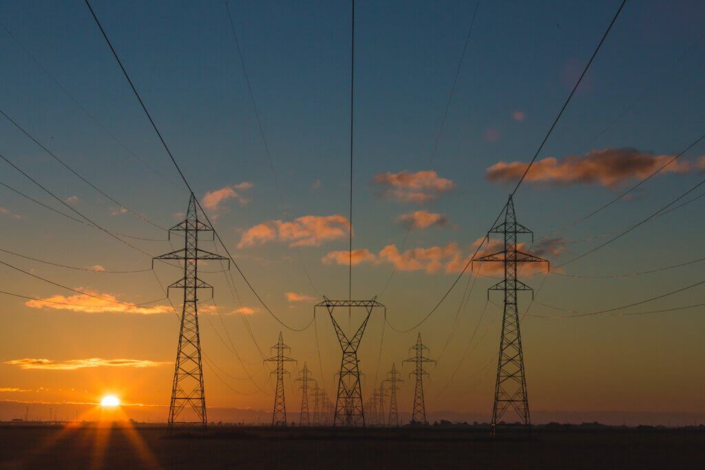 Sonnenaufgang hinter Stromleitungen
