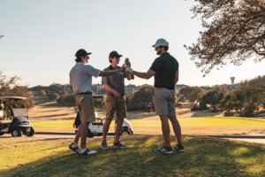 Gemütliches Beisammensein auf einem Golfplatz (Bild: unsplash)