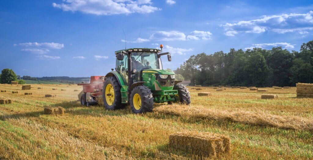 Ein Traktor auf einem Feld