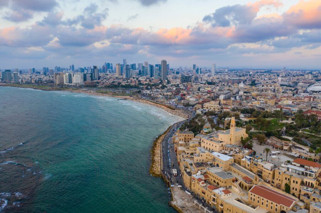 Blick auf traditionelle und moderne Stadtteile von Tel Aviv