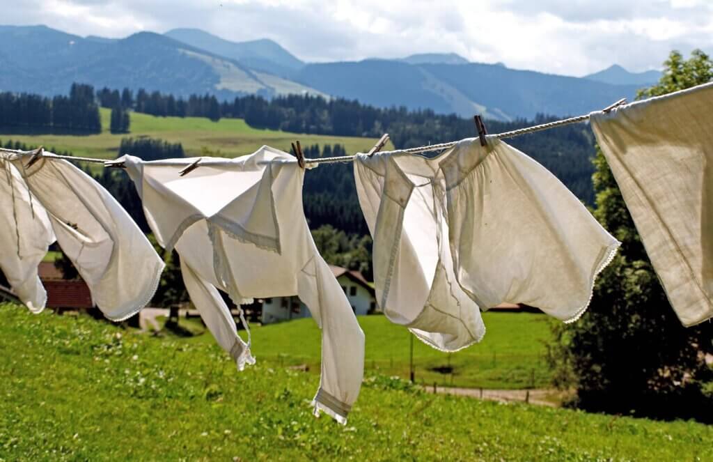 Wäsche auf einer Wäscheleine in den Bergen