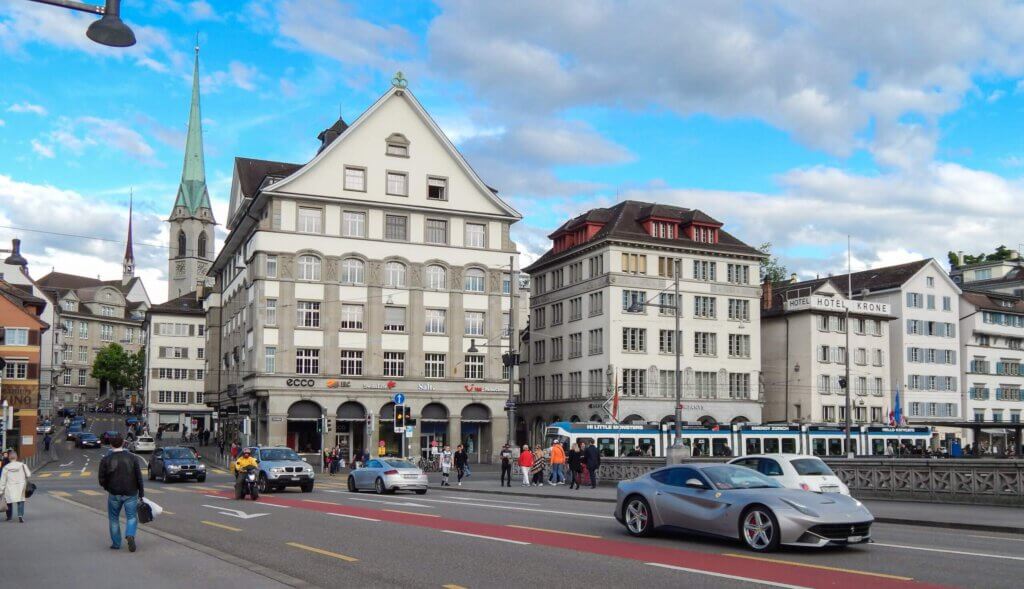 Luxusautos auf Schweizer Strassen