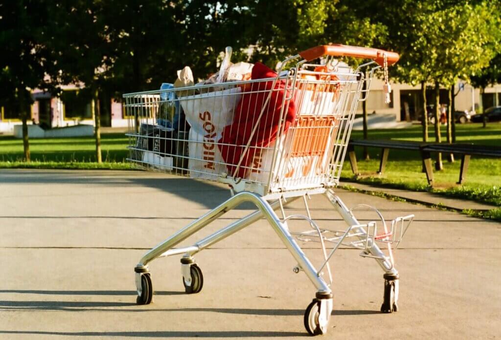 Einkaufwagen mit Migros-Tüte