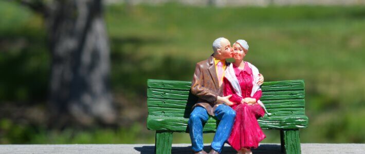 Ein älteres Paar auf einer Parkbank