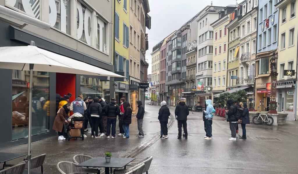 Kunden warten vor Nike-Store in Basel