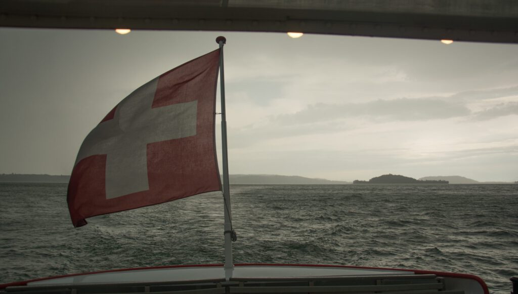 Eine Schweizer Flagge auf einem Schiff