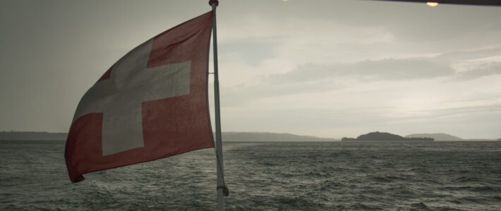 Eine Schweizer Flagge auf einem Schiff