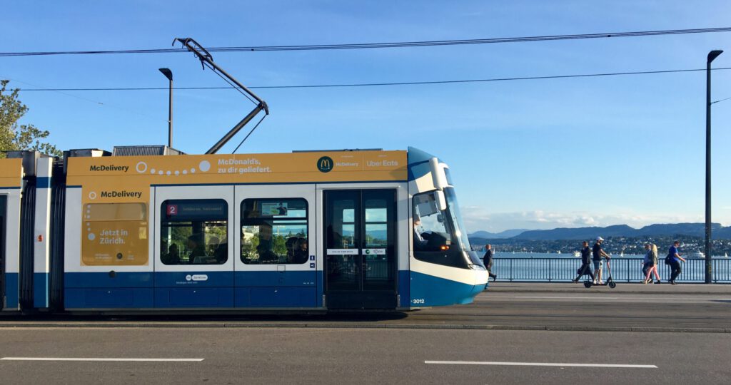 Tram in Zürich mit Werbebotschaft von McDonald's