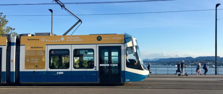 Tram in Zürich mit Werbebotschaft von McDonald's