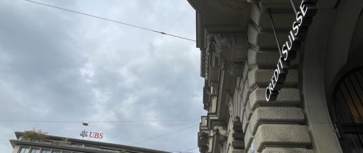 Keller-Sutter versüsst der UBS den CS-Deal weiter Logo von Credit Suisse und UBS am Zürcher Paradeplatz