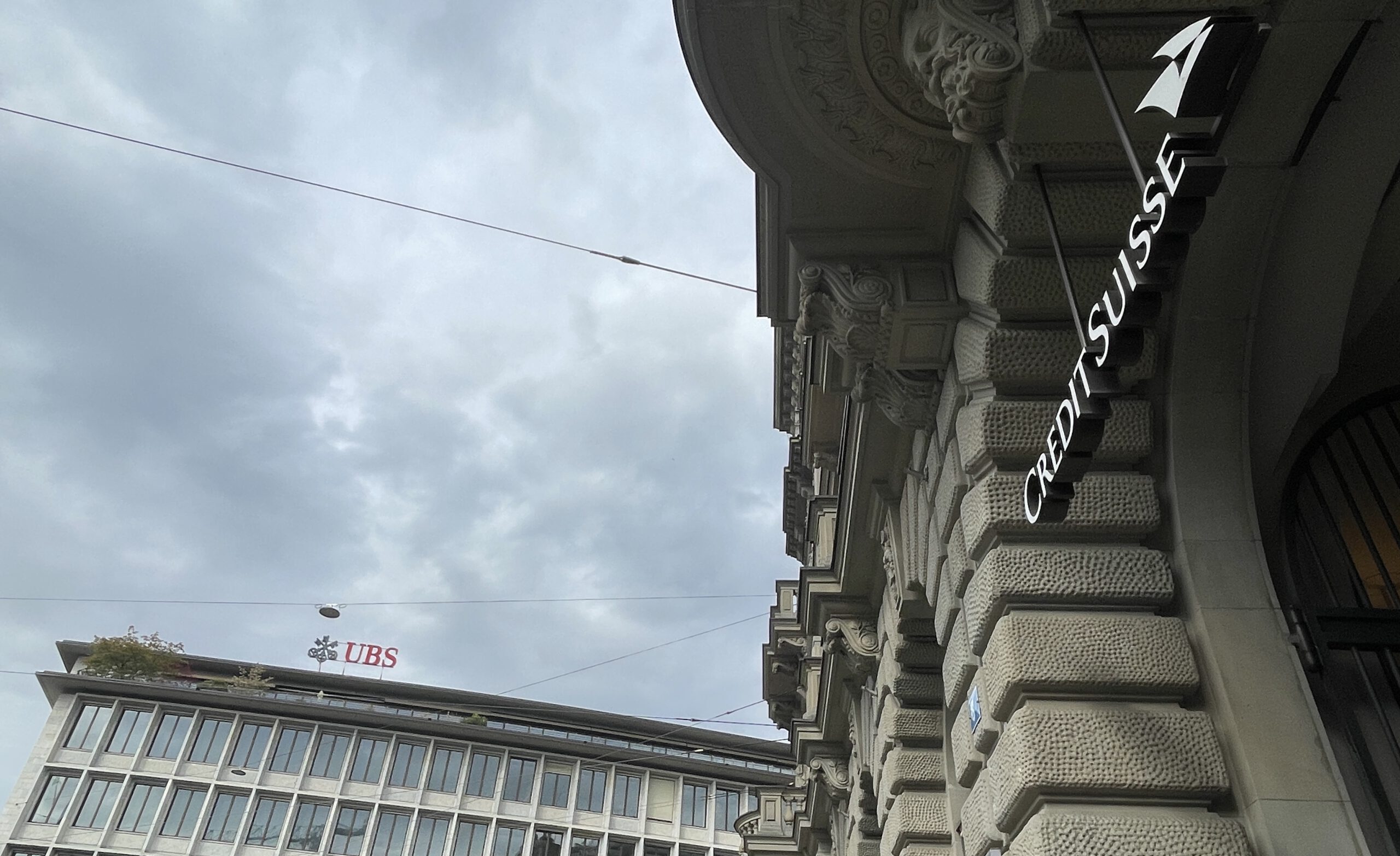 Logo von Credit Suisse und UBS am Zürcher Paradeplatz