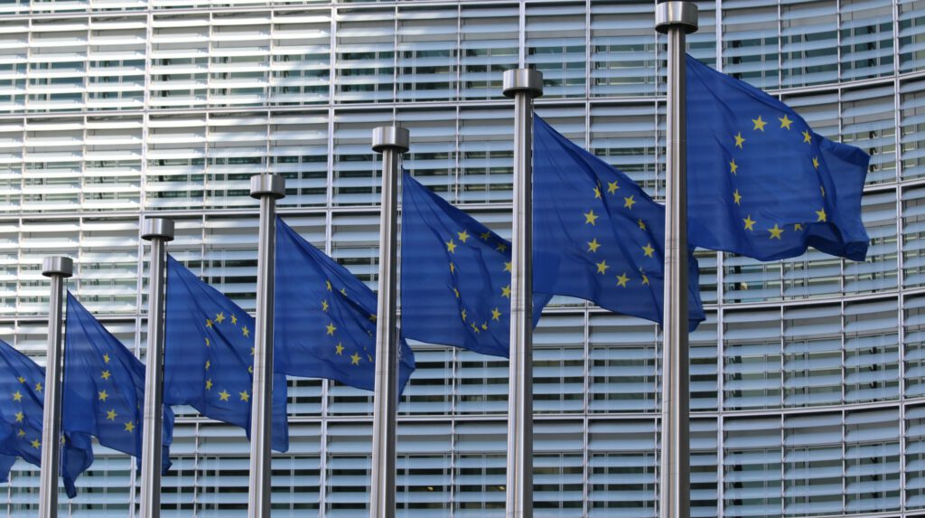 Flaggen vor der EU-Kommission in Brüssel