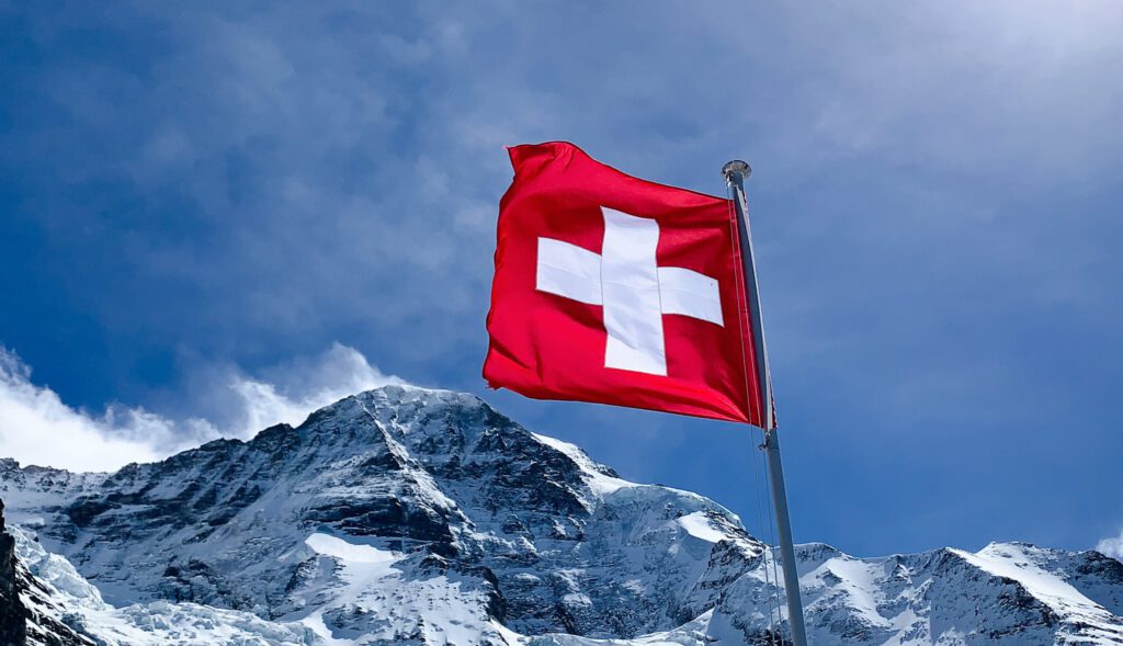 Schweizer Flagge in den Alpen