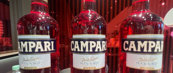 Campari-Flaschen an der Art Basel