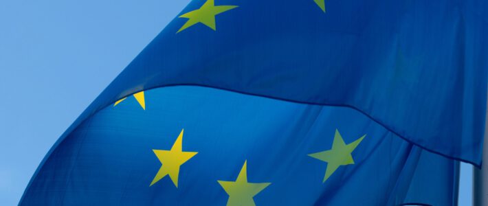 Eine EU-Flagge im Wind