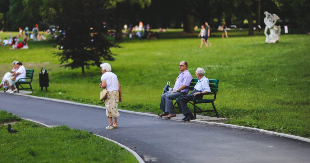 Pensionäre in einem Park
