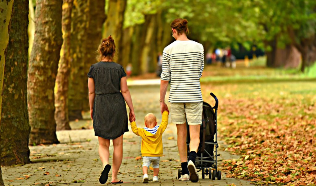 Eine Familie mit Kleinkind auf einem Spaziergang