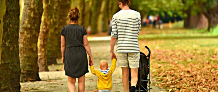 Eine Familie mit Kleinkind auf einem Spaziergang