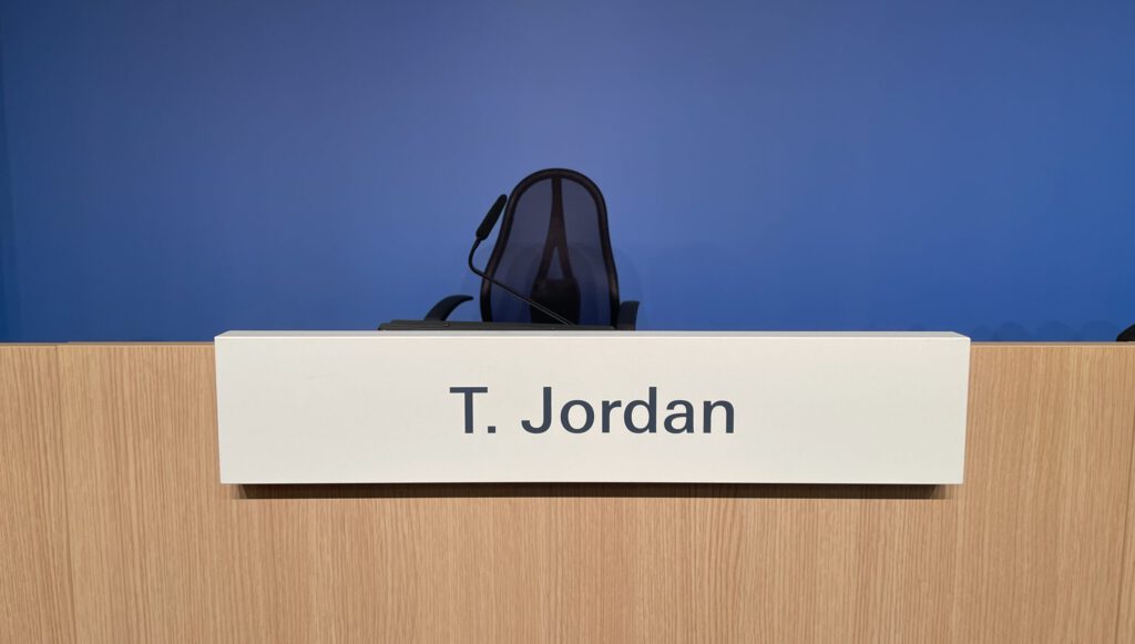 Leerer Stuhl von Thomas Jodan an einer Medienkonferenz der SNB