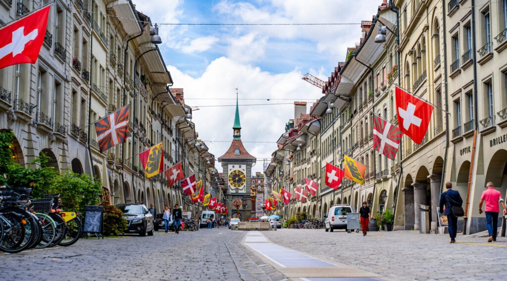 Eine Strasse mit Schweizer Flaggen in Bern