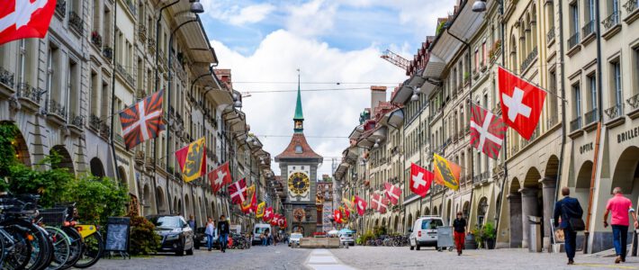 Eine Strasse mit Schweizer Flaggen in Bern