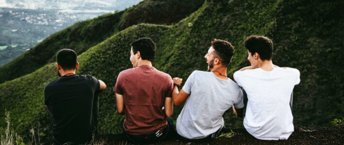 Männer geniessen den Ausblick auf die Landschaft