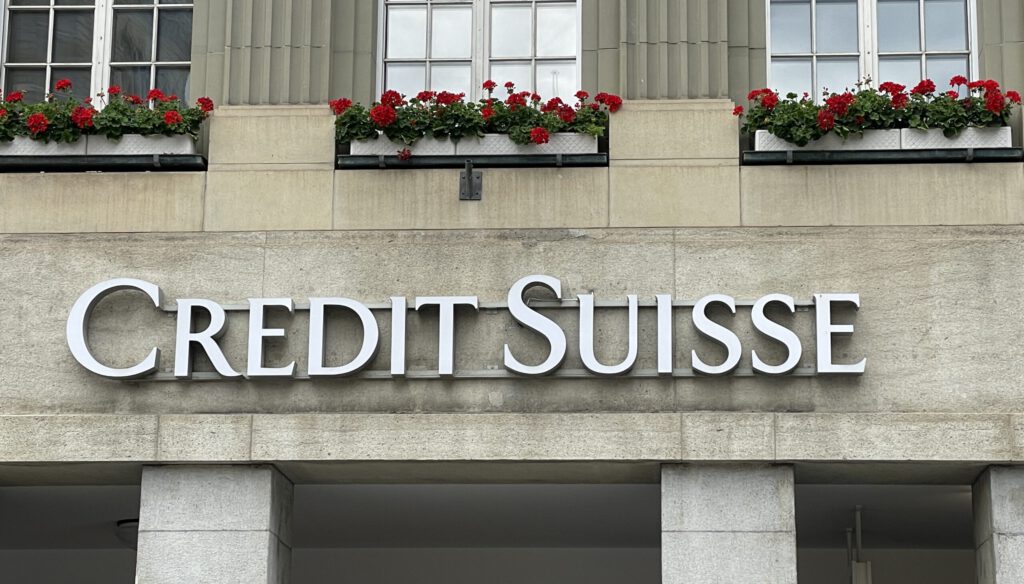 Das Logo der Credit Suisse an der Filiale in Bern