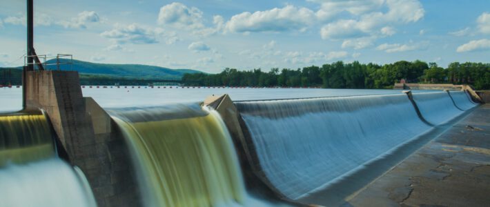 Die Erzeugung von Wasserkraft an einem Stausee