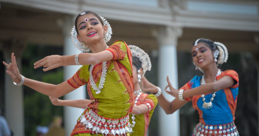 Indische Tänzerinnen in traditionellem Gewand