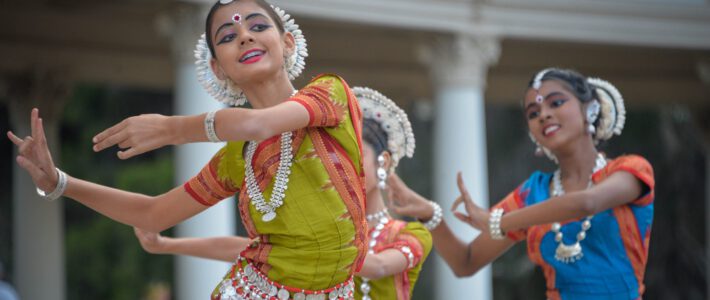 Indische Tänzerinnen in traditionellem Gewand