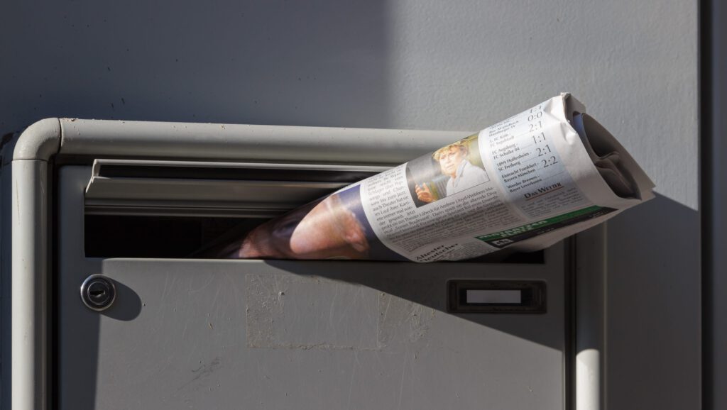 Eine Printzeitung in einem Briefkasten