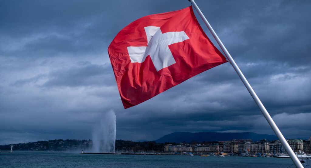 Eine Schweizerflagge am Genfersee