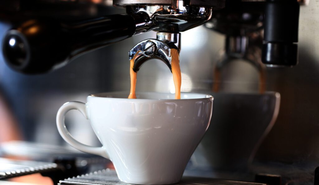 Ein frischer Espresso aus einer Maschine