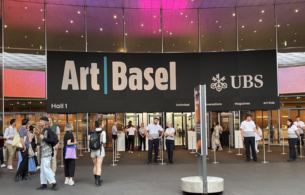 Eingang der Art Basel in Basel mit Logo der UBS