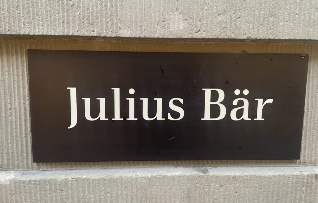 Ein Firmenschild von Julius Bär