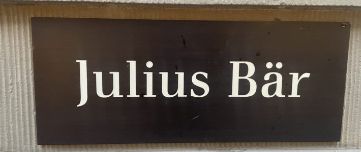 Ein Firmenschild von Julius Bär