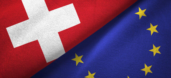 Eine Flagge der Schweiz und eine der EU