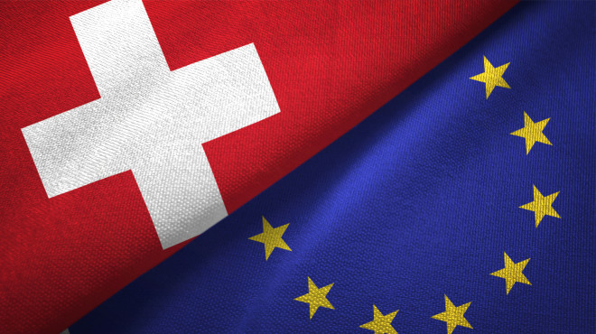 Eine Flagge der Schweiz und eine der EU